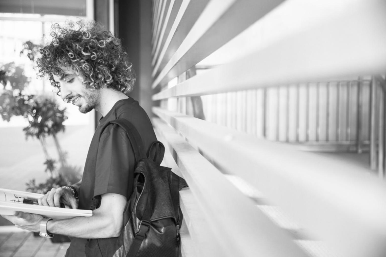 Geschäftsteam bespricht Finanzstrategien in modernem Büro