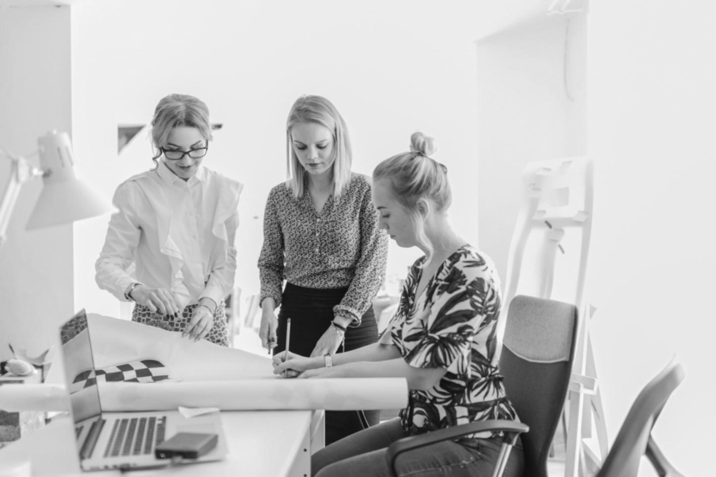 Moderne Büroumgebung mit Finanzberichten und strategischen Planungsunterlagen